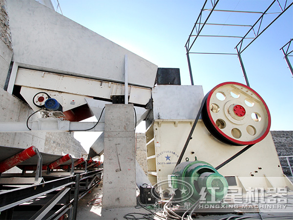 砂石骨料生產(chǎn)線鄂破工作現(xiàn)場(chǎng) 砂石骨料生產(chǎn)線鄂破工作現(xiàn)場(chǎng)