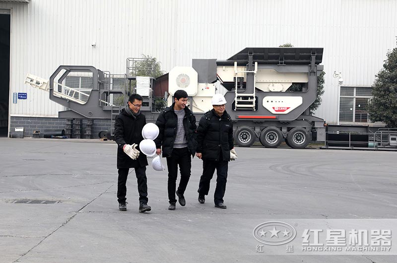 用戶來廠考察移動打砂機 用戶來廠考察移動打砂機