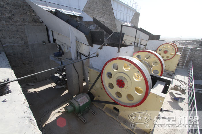 柴油破碎機(jī)作業(yè)現(xiàn)場(chǎng) 柴油破碎機(jī)作業(yè)現(xiàn)場(chǎng)