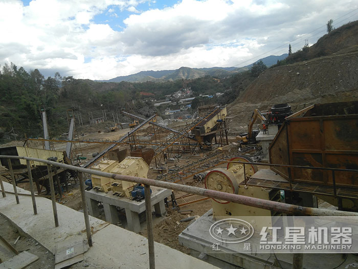 采用顎式破碎機(jī)和反擊式破碎機(jī)的生產(chǎn)現(xiàn)場安裝現(xiàn)場 采用顎式破碎機(jī)和反擊式破碎機(jī)的生產(chǎn)現(xiàn)場安裝現(xiàn)場