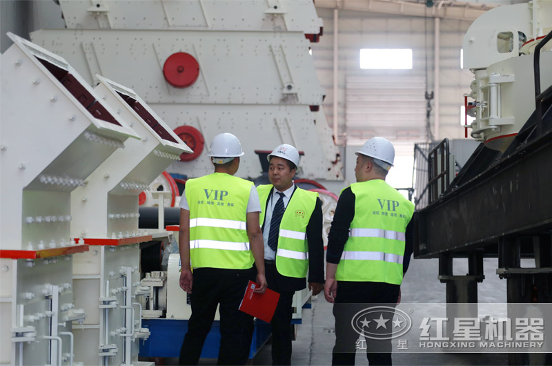 用戶來廠考察細(xì)碎打砂機(jī) 用戶來廠考察細(xì)碎打砂機(jī)