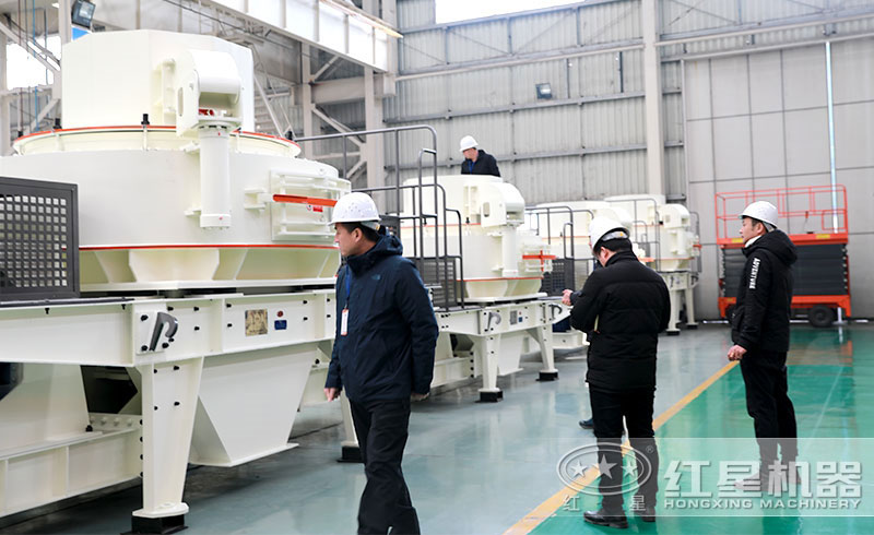 用戶來(lái)紅星廠區(qū)參觀制砂設(shè)備中 用戶來(lái)紅星廠區(qū)參觀制砂設(shè)備中