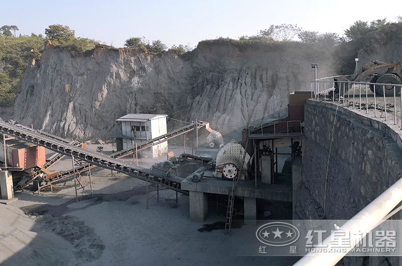 1214重錘破生產(chǎn)現(xiàn)場(chǎng)，破碎煤矸石