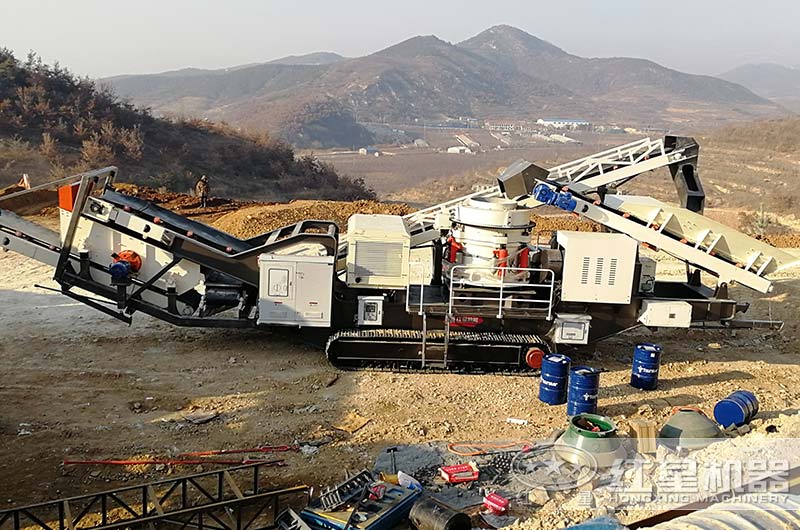 移動(dòng)式圓錐破碎機(jī)現(xiàn)場(chǎng)實(shí)拍，整機(jī)作業(yè)，抵一條生產(chǎn)線