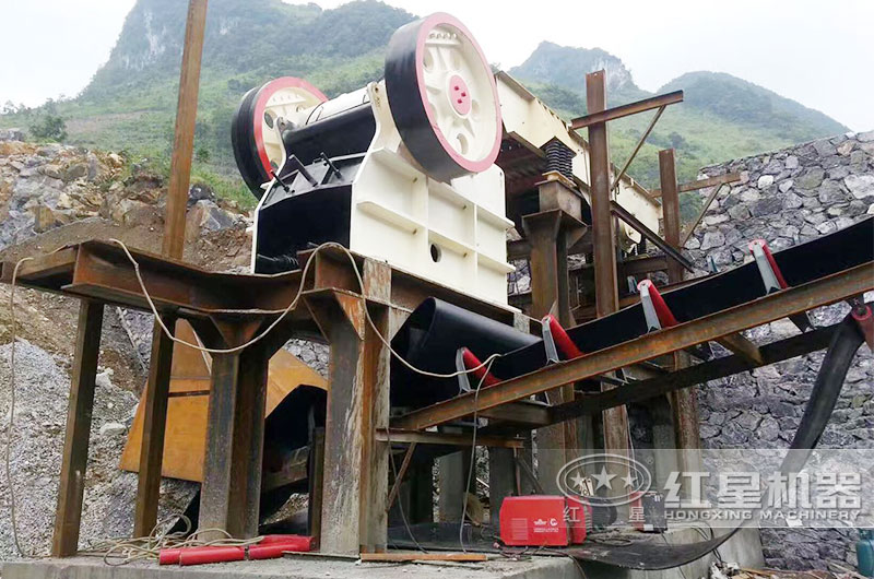 石料破碎機(jī)作業(yè) 石料破碎機(jī)作業(yè)