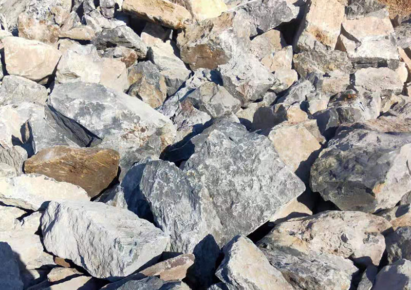 粗料破碎機(jī)一臺(tái)多少錢(qián)，每小時(shí)產(chǎn)量多少?lài)?，有沒(méi)有現(xiàn)場(chǎng)視頻