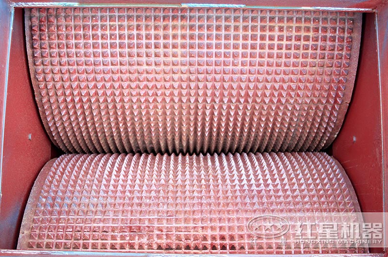 對輥式破碎機多少錢一臺？對輥式破碎機在生產(chǎn)線中的應(yīng)用