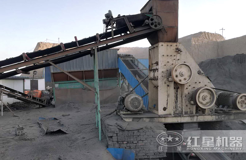 雙擊無篩底粉碎機處理煤矸石作業(yè)現(xiàn)場 雙擊無篩底粉碎機處理煤矸石作業(yè)現(xiàn)場