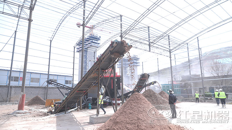 移動石子制砂機(jī)拉到現(xiàn)場就地作業(yè)，整機(jī)一體化