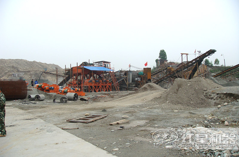 多臺小型液壓對輥破碎機聯(lián)合作業(yè)現(xiàn)場 多臺小型液壓對輥破碎機聯(lián)合作業(yè)現(xiàn)場